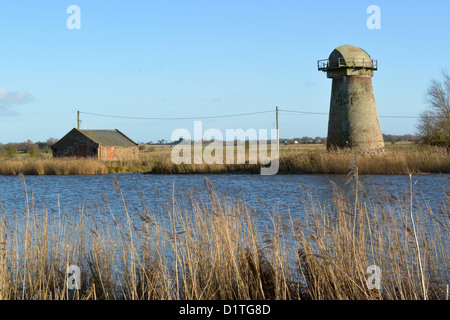 Der Fluss Bure in der Nähe von Acle, Norfolk, mit verfallenen Clippesby Mill am gegenüberliegenden Ufer, Broads National Park Stockfoto