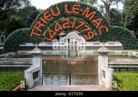 HANOI, Vietnam – Ein Schild für Trieu Le-Mac über dem Tor zu einem kleinen See am Literaturtempel in Hanoi, Vietnam. Der Tempel der Literatur ist ein Zentrum der Lehr- und Gelehrsamkeit, das Konfuzius gewidmet ist und 1070 gegründet wurde. Der Tempel wurde 1070 erbaut und ist einer von mehreren Tempeln in Vietnam, die Konfuzius, Weisen und Gelehrten gewidmet sind. Stockfoto