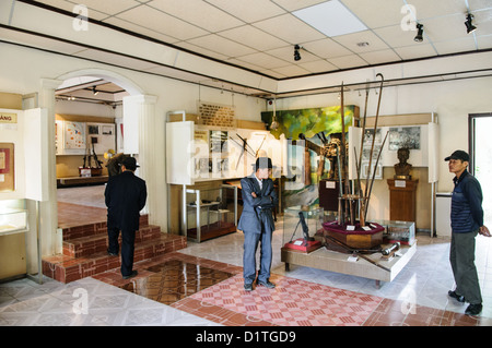 HANOI, Vietnam — ein Ausstellungsraum im Vietnam Military History Museum zeigt militärische Artefakte und historische Exponate in ihrem ursprünglichen Präsentationsstil. Das 1956 nach dem Sieg von Dien Bien Phu gegründete Museum beherbergt umfangreiche Sammlungen, die Vietnams Militärgeschichte dokumentieren. Diese Galerie befindet sich im Viertel Ba Dinh in Hanoi und bewahrt die traditionellen Methoden der Museumspräsentation. Stockfoto