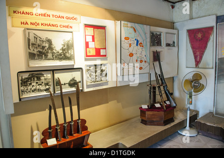 HANOI, Vietnam — Eine Museumsvitrine zeigt militärische Artefakte und Feldausrüstung, die von vietnamesischen Soldaten während des Ersten Indochina-Krieges im Vietnam Military History Museum verwendet wurden. Das 1956 gegründete Museum dokumentiert Vietnams militärische Kämpfe durch umfangreiche Sammlungen von Artefakten und Ausrüstung aus Kriegszeiten. Das Museum befindet sich im Viertel Ba Dinh in Hanoi und bietet detaillierte Ausstellungen über Vietnams Militärgeschichte. Stockfoto