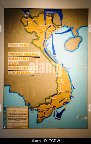 Vietnam Military History Museum First Indochina war Map Hanoi // HANOI, Vietnam — Karten für militärische Kampagnen im Vietnam Military History Museum zeigen strategische Operationen während des Ersten Indochina-Krieges gegen französische Kolonialkräfte von 1946 bis 1954. Der erste Indochina-Krieg wurde zwischen der Demokratischen Republik Vietnam und französischen Truppen ausgetragen, die die koloniale Kontrolle über Indochina aufrechterhalten wollten. Diese taktischen Karten dokumentieren die militärischen Kampagnen, die im Mai 1954 in Dien Bien Phu zum entscheidenden vietnamesischen Sieg führten, der die französische Kolonialherrschaft in Vietnam beendete. Die Stockfoto