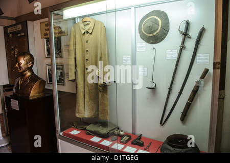 HANOI, Vietnam — Eine Museumsvitrine zeigt militärische Artefakte und Feldausrüstung, die von vietnamesischen Soldaten während des Ersten Indochina-Krieges im Vietnam Military History Museum verwendet wurden. Das 1956 gegründete Museum dokumentiert Vietnams militärische Kämpfe durch umfangreiche Sammlungen von Artefakten und Ausrüstung aus Kriegszeiten. Das Museum befindet sich im Viertel Ba Dinh in Hanoi und bietet detaillierte Ausstellungen über Vietnams Militärgeschichte. Stockfoto