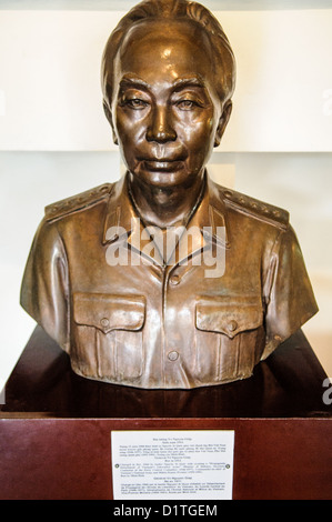 HANOI, Vietnam — Eine Bronzebüste von General Vo Nguyen Giap wird im Vietnam Military History Museum in Hanois Bezirk Ba Dinh ausgestellt. Giap diente als Kommandeur der vietnamesischen Streitkräfte während des Ersten Indochina-Krieges und des Vietnamkriegs und führte die Vietnamesen 1954 zum Sieg bei Dien Bien Phu. Das 1956 gegründete Museum beherbergt umfangreiche Sammlungen, die Vietnams Militärgeschichte dokumentieren. Stockfoto