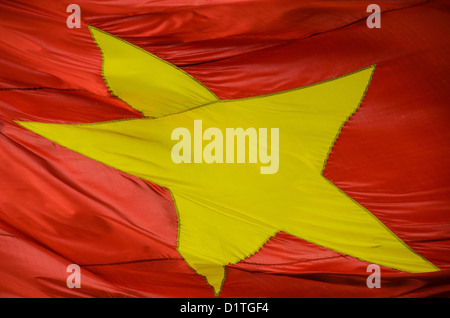 Vietnam-Flagge Goldstern Detail Hanoi Vietnam | HANOI, Vietnam — Eine Nahaufnahme zeigt den goldenen Stern auf der Nationalflagge Vietnams, der sich gegen das rote Feld schmiegt. Der fünfzackige Stern repräsentiert die fünf Klassen der vietnamesischen Gesellschaft in Ho Chi Minhs Design, das erstmals von den Viet Minh in den 1940er Jahren gehisst wurde und 1976 als Flagge des vereinten Vietnams übernommen wurde. Stockfoto