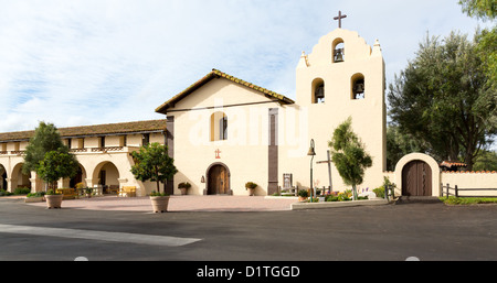 Mission Santa Ines in California außen an sonnigen Tag mit Wolken Stockfoto