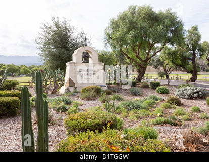 Mission Santa Ines in California außen an sonnigen Tag mit Wolken Stockfoto