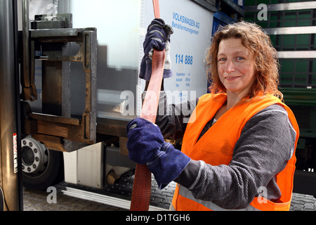 Braunschweig, Deutschland, Trucker Inge Wiese in der Nähe ihrer LKW Stockfoto