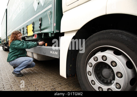 Braunschweig, Deutschland, Trucker Inge Wiese steuert ihr LKW vor der Abreise Stockfoto