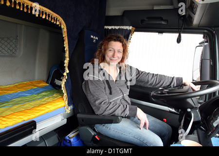 Braunschweig, Deutschland, Trucker Inge Wiese ihre LKW-Steuer Stockfoto