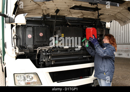 Braunschweig, Deutschland, füllt Trucker Inge Wiese nach Öl in ihren LKW Stockfoto