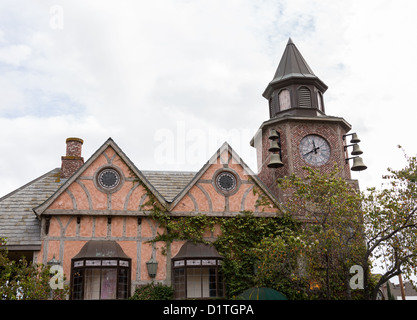 Detail auf altes Gebäude mit Glockenturm und Clock im dänischen Stadt Solvang in Kalifornien Stockfoto