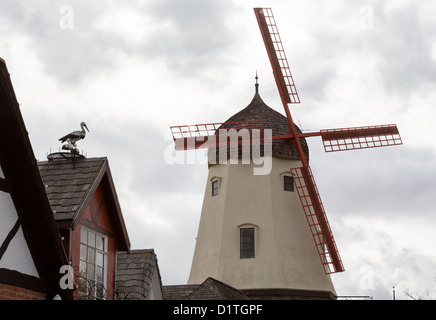 Detail auf alte Windmühle mit roten Segeln in der dänischen Stadt Solvang in Kalifornien Stockfoto