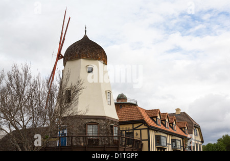 Detail auf alte Windmühle mit roten Segeln in der dänischen Stadt Solvang in Kalifornien Stockfoto