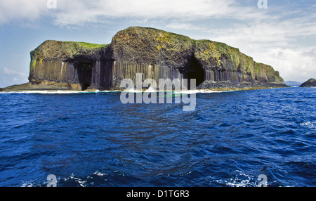 FINGALS HÖHLE AUF STAFFA INSEL VOR DER WESTKÜSTE VON SCHOTTLAND Stockfoto