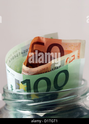 Euro-Banknoten in Glas bank Stockfoto