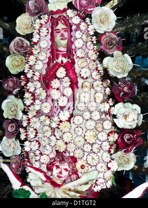 Schließen Sie die Ansicht, die strahlende Jungfrau von Guadalupe aus Radieschen Rettich Rosen & mit Radieschen-Stars in ihren Mantel umgeben geschnitzt Stockfoto
