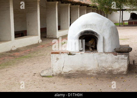 Alte Stein und Ziegel Holzofen Ofen im Garten auf Mission la Purisima in Lompoc, Kalifornien Stockfoto