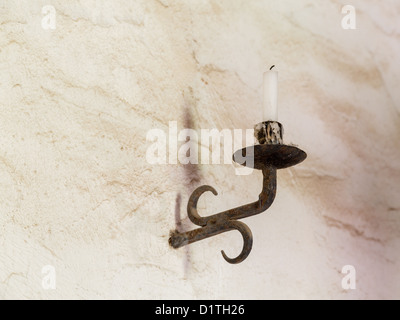 Alte Eisen-Kerze-Halter und Kerzen Licht vom Fenster auf alten Holztisch Stockfoto