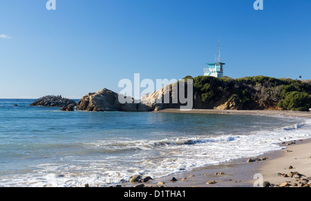 Blaue Rettungsschwimmer-Hütte am Leo Carrillo State Beach in Süd-Kalifornien, USA Stockfoto