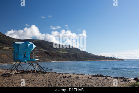 Blaue Rettungsschwimmer-Hütte am Leo Carrillo State Beach in Süd-Kalifornien Stockfoto