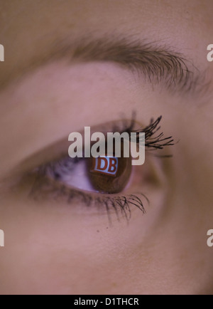 Berlin, Deutschland, Spiegelung der Deutschen Bahn-Logo in die Augen einer Frau Stockfoto