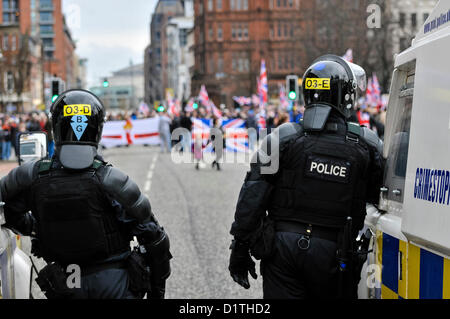 5. Januar 2013. Belfast, Nordirland - Polizei Offiziere von Tactical Support Group (TSG) beobachten, wie über 1000 Gewerkschafter aus Protest gegen die Abschaffung der Flagge von Belfast City Hall Union Fahnen tragen. Stockfoto