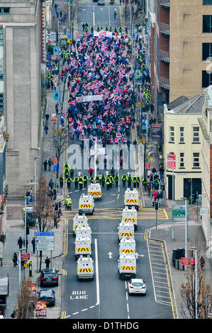 5. Januar 2013. Belfast, Nordirland - über 1000 Gewerkschafter besuchte einen friedlichen, aber angespannten, Protest in Belfast. Straßen wurden für rund 60 Minuten, während die Demonstranten schwenkten Union Fahnen und jubelten geschlossen.  Die Proteste folgen die Entscheidung am Anfang Dezember, die Anschluß-Markierungsfahne nur über Belfast City Hall würde auf "bezeichneten 15 Tage geflogen werden". Stockfoto