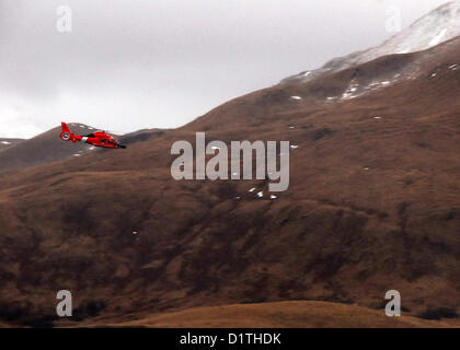 US-Küste mit dem einheitlichen Kommando zurück zur Coast Guard Air Station Kodiak, Alaska, an Bord ein MH-65 Dolphin-Helikopter nach einem Flug über Royal Dutch Shell konische Bohreinheit Kulluk JAN Gardisten. 5, 2013. 40 Meilen südwestlich der Stadt Kodiak, Alaska, an der Küste der Sitkalidak-Insel. (Foto: U.S. Coast Guard Petty Officer 1st Class Travis Marsh/freigegeben) Stockfoto