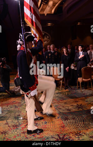 Die Color Guard des 3rd U.S. Infantry Regiment tritt im Rivercenter Marriott in San Antonio, Texas, während einer Zeremonie für den All-American Bowl der US Army am 4. Januar 2013 auf. Stockfoto