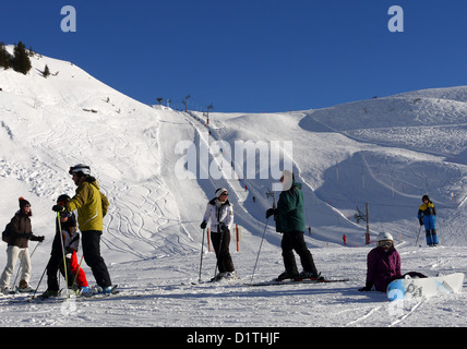 Gruppe von Skifahrer und Snowboarder auf der Piste in Isenau über das Skigebiet Les Diablerets, Schweiz Stockfoto