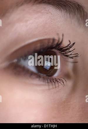 Berlin, Deutschland, Spiegelung der Bayer-Logo in die Augen einer Frau Stockfoto