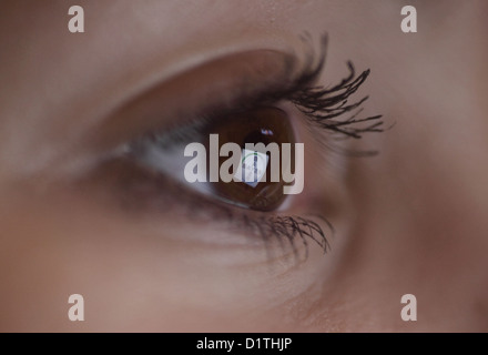 Berlin, Deutschland, Spiegelung der Bayer-Logo in die Augen einer Frau Stockfoto