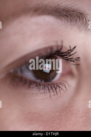 Berlin, Deutschland, Spiegelung der EON-Logo in die Augen einer Frau Stockfoto