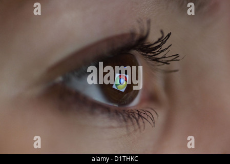 Berlin, Deutschland, Spiegelung der Google Chrome-Logo in die Augen einer Frau Stockfoto