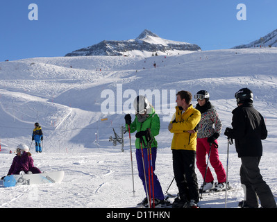 Gruppe von Skifahrer und Snowboarder an den Hängen des Iseanau in Les Diablerets-Skigebiet in der Schweiz Stockfoto