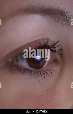 Berlin, Deutschland, spiegeln das IKEA Logo in die Augen einer Frau Stockfoto