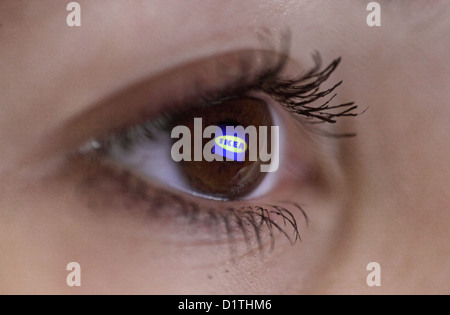 Berlin, Deutschland, spiegeln das IKEA Logo in die Augen einer Frau Stockfoto