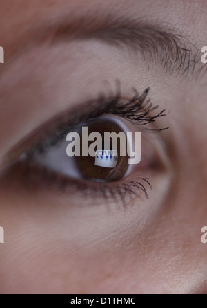 Berlin, Deutschland, spiegeln die RWE-Logos in die Augen einer Frau Stockfoto