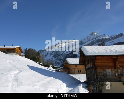 Holz-Chalets altes und neues im Skigebiet Les Diablerets, Schweiz. Stockfoto