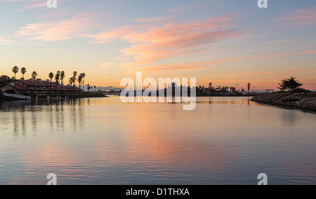 Sonnenaufgang über dem Timesharing-Entwicklung von Wasser in Ventura Kalifornien mit modernen Häuser und Yachten Boote Stockfoto