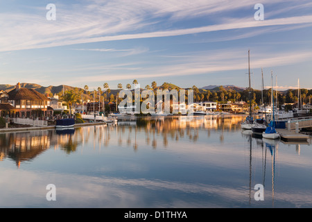 Sonnenaufgang am Wohn-Entwicklung von Wasser in Ventura, Kalifornien mit modernen Häuser und Yachten Boote Stockfoto