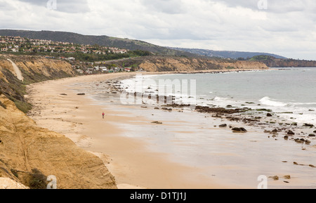 Mann zu Fuß am Strand in Crystal Cove Newport Beach Kalifornien Stockfoto