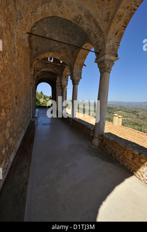 Ein Blick auf die Sparta ist schlicht aus dem alten Kloster Pantanassa in Mystras; Lakonia Peloponnes. Griechenland. Stockfoto