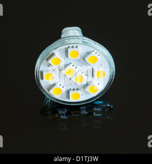 LED-Reflektor Lampe beleuchtet und von oben genommen und gegen Schwarz Stockfoto