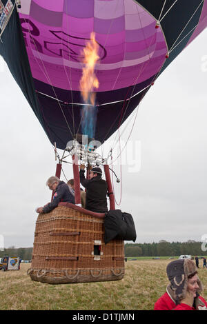 Samstag, 5. Januar 2013, Wiltshire, UK. Ein Ballon zieht bei der 41. Annual International Eiszapfen Ballon gerecht zu werden. Die Veranstaltung findet im Januar jedes Jahres im Süden von England, dieses Jahr am Savernake Forest, Marlborough, Wiltshire, Warren Farm. Bild © Danny Callcut Stockfoto