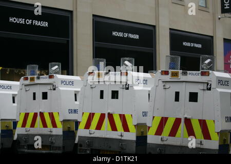 Belfast, UK. 5 Jan, 2013. Eine Linie der PSNI Landrover außerhalb House of Fraser Kaufhaus in Belfast. Die Flagge Proteste weiterhin stattfinden, nachdem der Rat der Stadt am 3. Dezember 2012 stimmten die fliegenden der Union Jack Flagge vom Rathaus bis zu 17 Tage pro Jahr, wo es jeden Tag des Jahres flog zu beschränken. Stockfoto