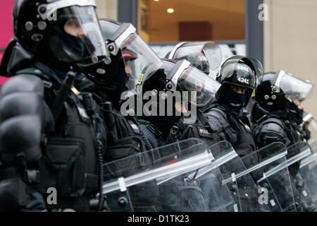 Belfast, UK. 5. Januar 2013. Eine Linie der Polizei Offiziere in Kampfmontur, bei den laufenden Flagge Protesten die fand in Belfast nach der Stadtrat am 3. Dezember 2012 stimmte, das Fliegen zu beschränken, die, das die Union Jack, Flagge vom Rathaus bis 17 Tage pro Jahr, wo zuvor flog er evey Tag des Jahres. Stockfoto