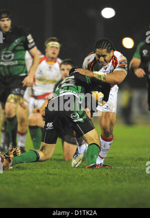 05.01.2013 Galway, Irland. Robbie Henshaw Connacht von Andy Tuilagi Newport Gwent Drachen während des Rabodirect Pro 12-Spiels zwischen Connacht Rugby und Newport Gwent Drachen aus den Sportplatz in Angriff genommen wird. Stockfoto