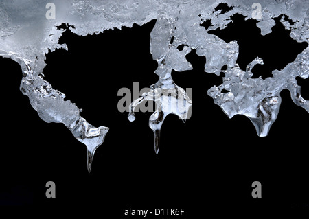 Weltkarte auf Eiszapfen in kaltes Licht leuchten in der Dunkelheit in der Nacht schnitzen Stockfoto