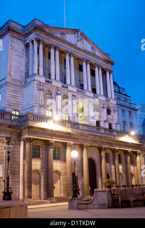 Die Hauptfassade der Bank of England in der Nacht / Dämmerung / Dämmerung der City of London England UK Stockfoto